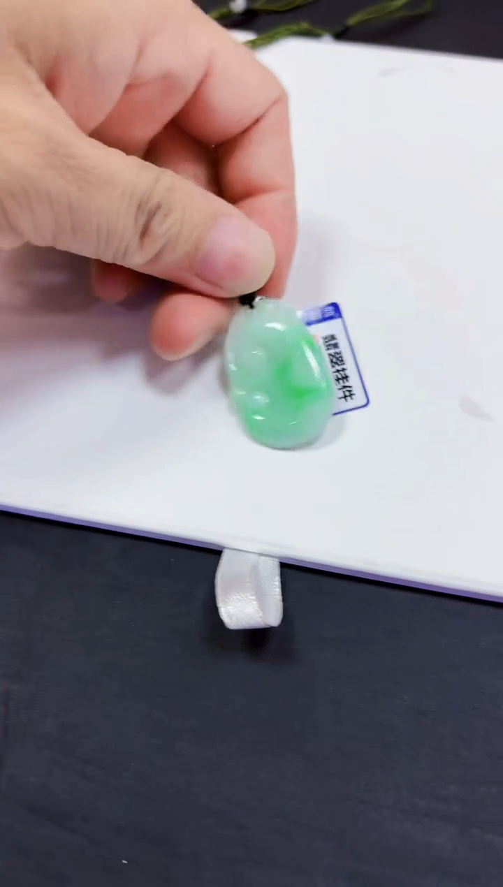 翡翠未镶嵌颈饰挂件