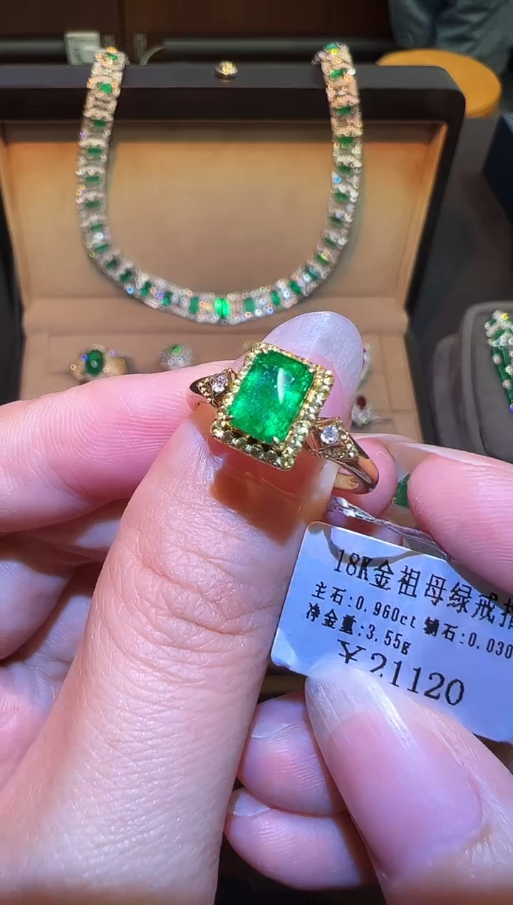 18K金镶嵌戒指祖母绿锡****坊0.96ct