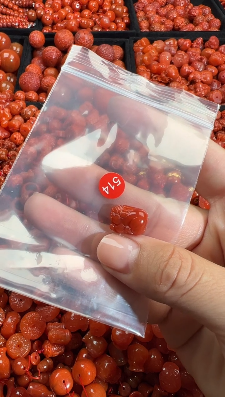 南红玛瑙未镶嵌颈饰1