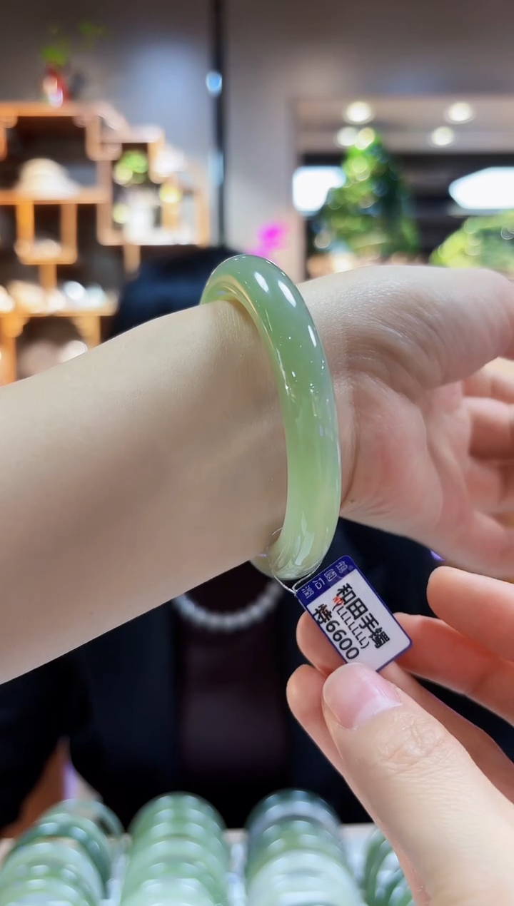 【闪购商品】和田玉手镯未镶嵌56