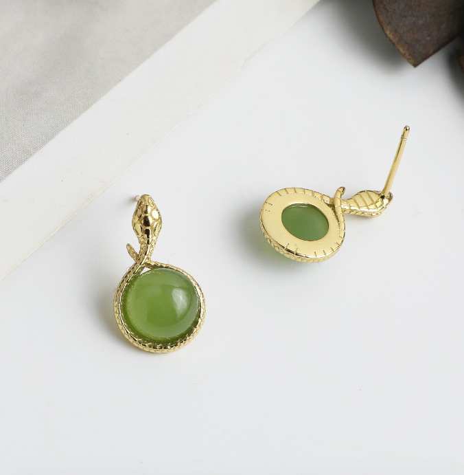 约8mm碧玉蛇年耳钉一对（多样性发货）