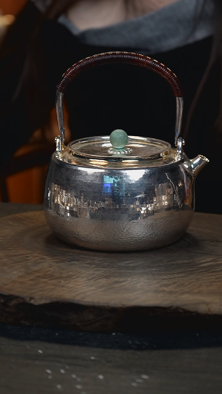 新品手工锤纹银壶580克 1000毫升