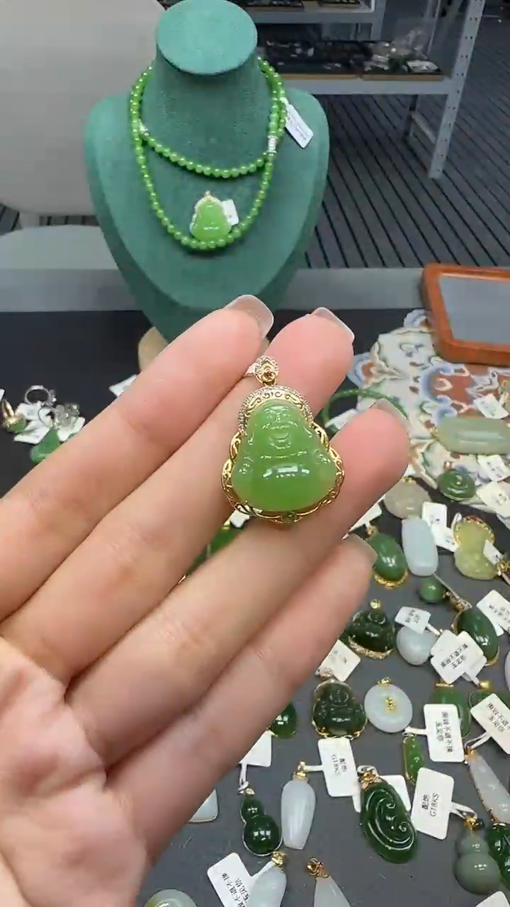 18K金镶嵌和田玉挂件1