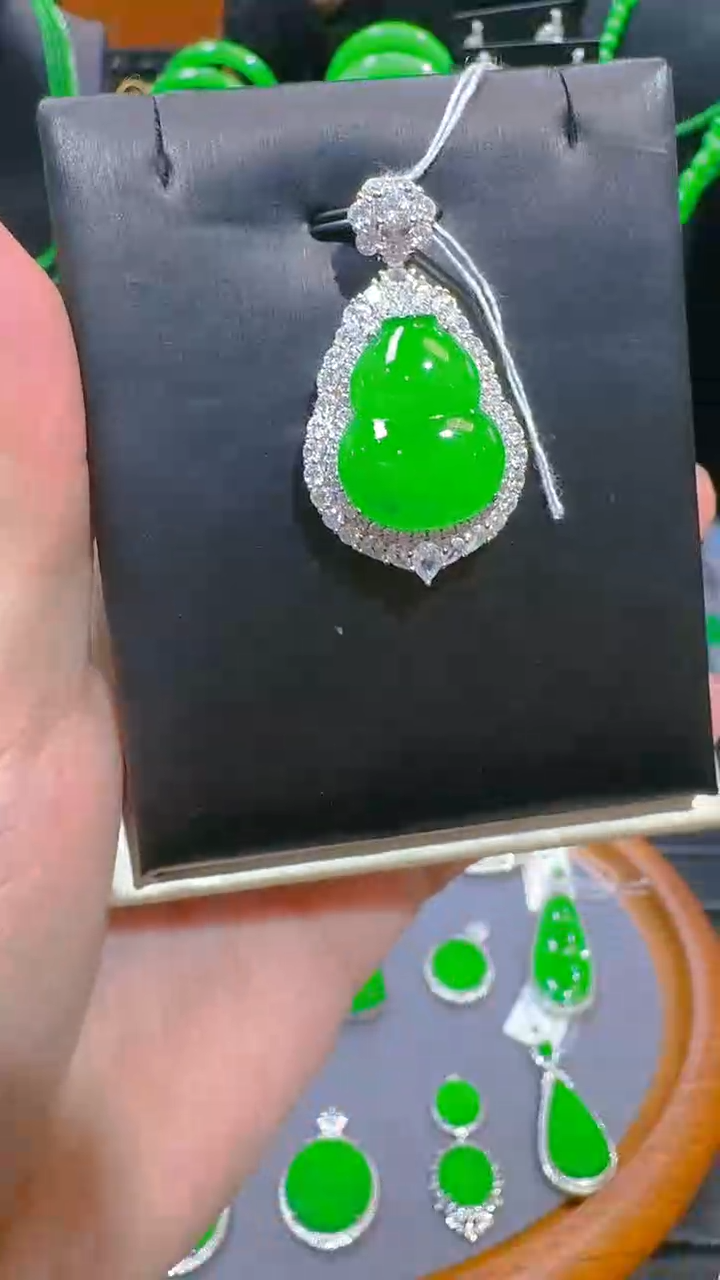 【闪购商品】翡翠吊坠(赠链)银S925镶嵌天然A货翡翠