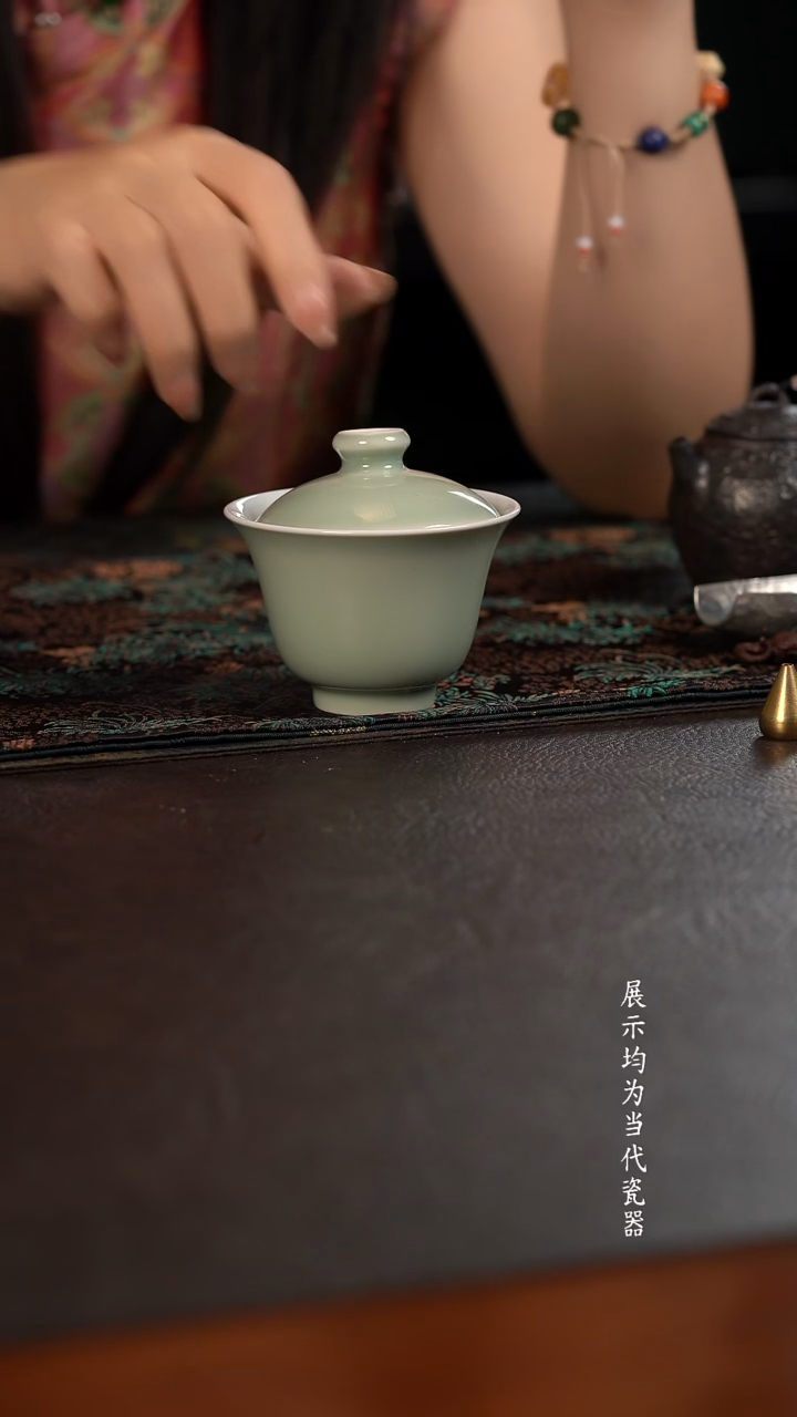 云霞珍藏豆青釉小盖碗