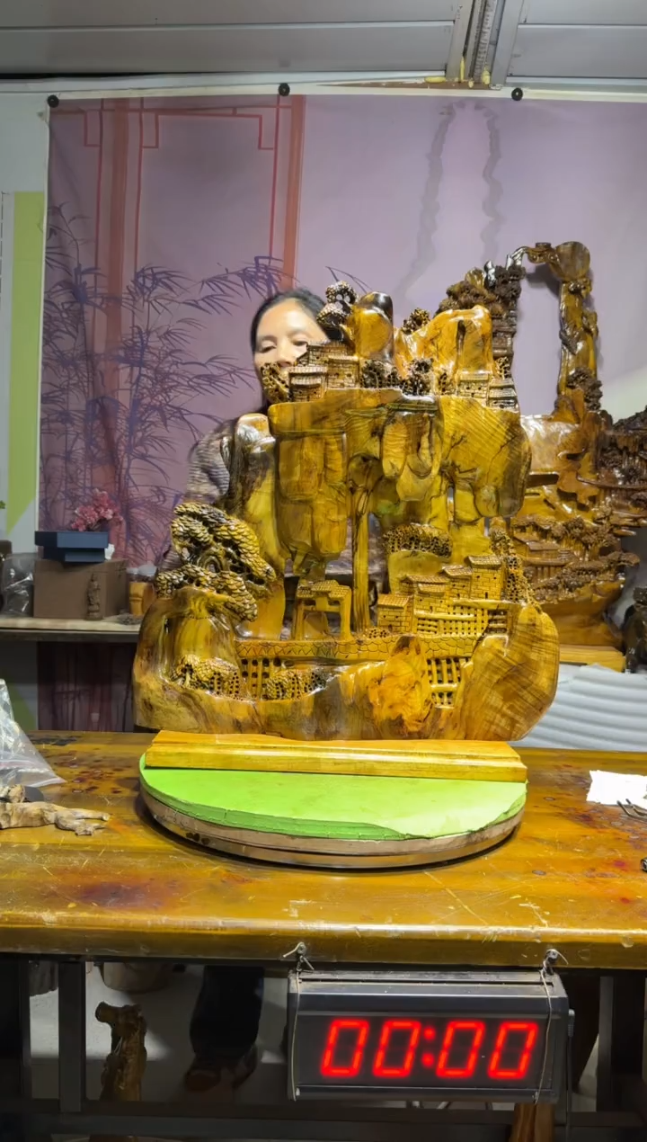 金丝楠贵****）金丝楠木雕刻摆件