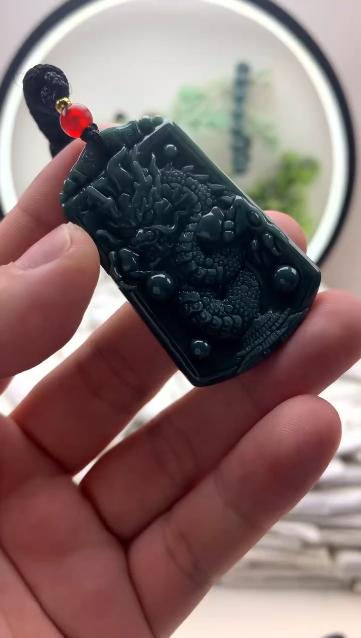 颈饰未镶嵌翡翠龙牌