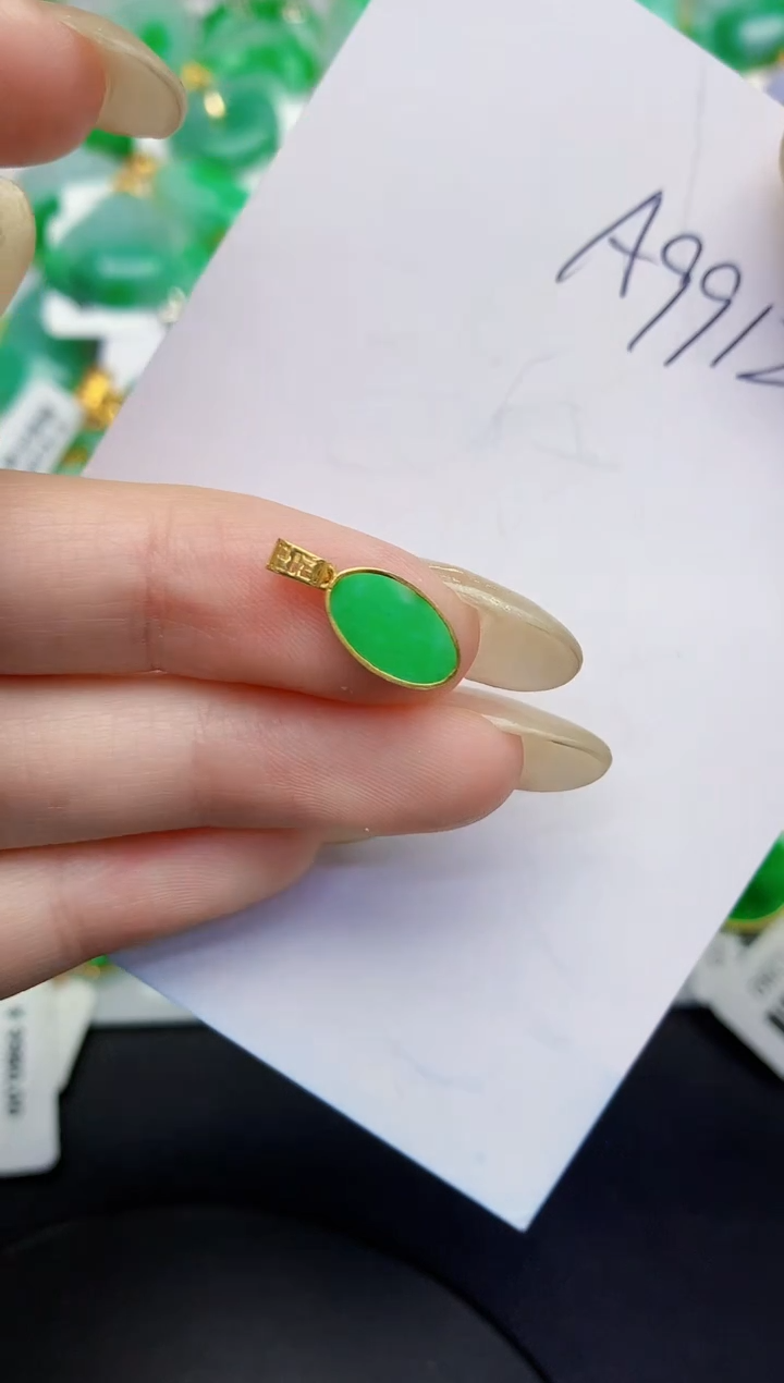 翡翠18K金镶嵌颈饰缅甸天然翡翠A货