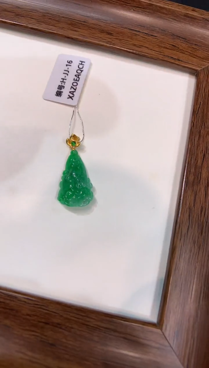 颈饰18K金镶嵌翡翠白菜