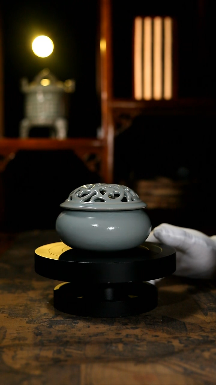 【闪购商品】炉复烧粉青釉卷草熏香炉