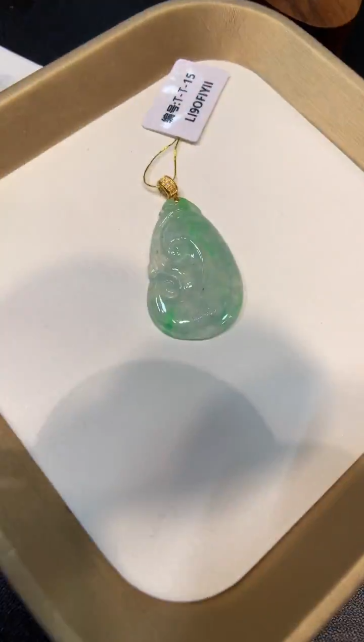 颈饰18K金镶嵌翡翠如意