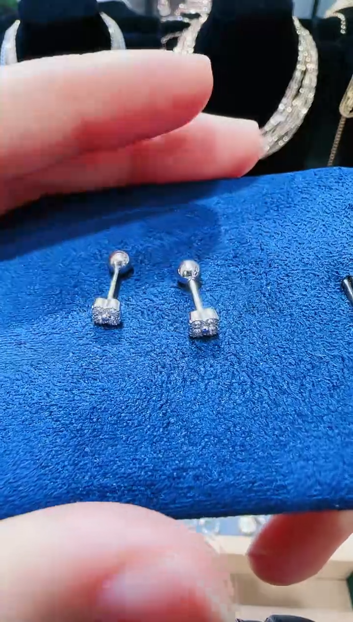 【闪购商品】钻石耳钉18K金镶嵌钻石耳钉