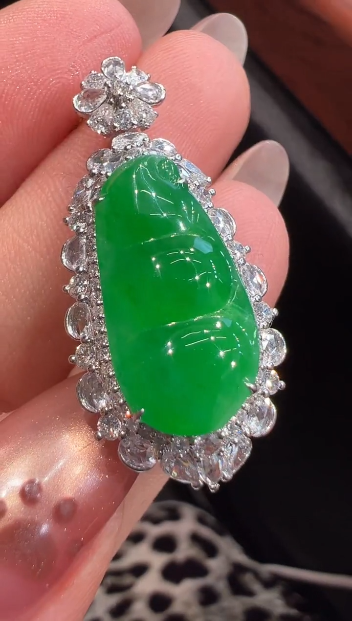 颈饰18K金镶嵌翡翠吊坠