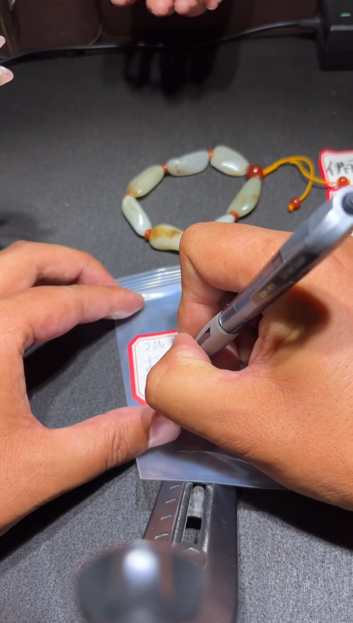 未镶嵌和田玉（糖玉）挂件和田玉