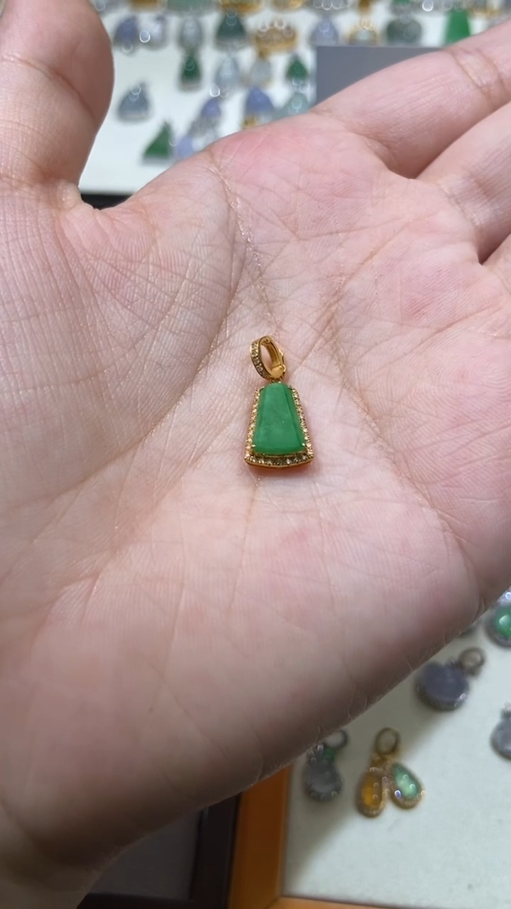 颈饰18K金镶嵌翡翠舍**?11111111