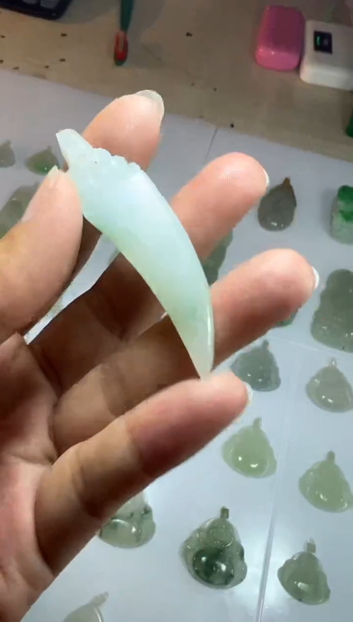 定制翡翠未镶嵌牙