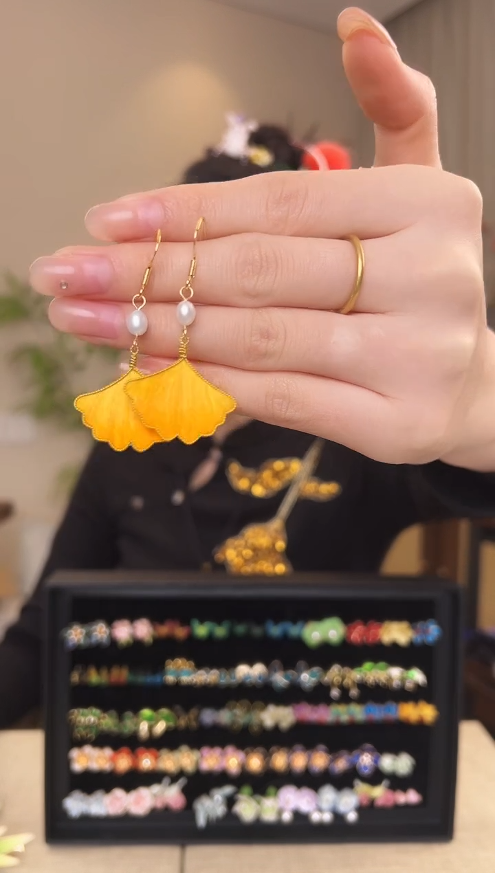 刺绣掐丝绒花银杏叶耳环