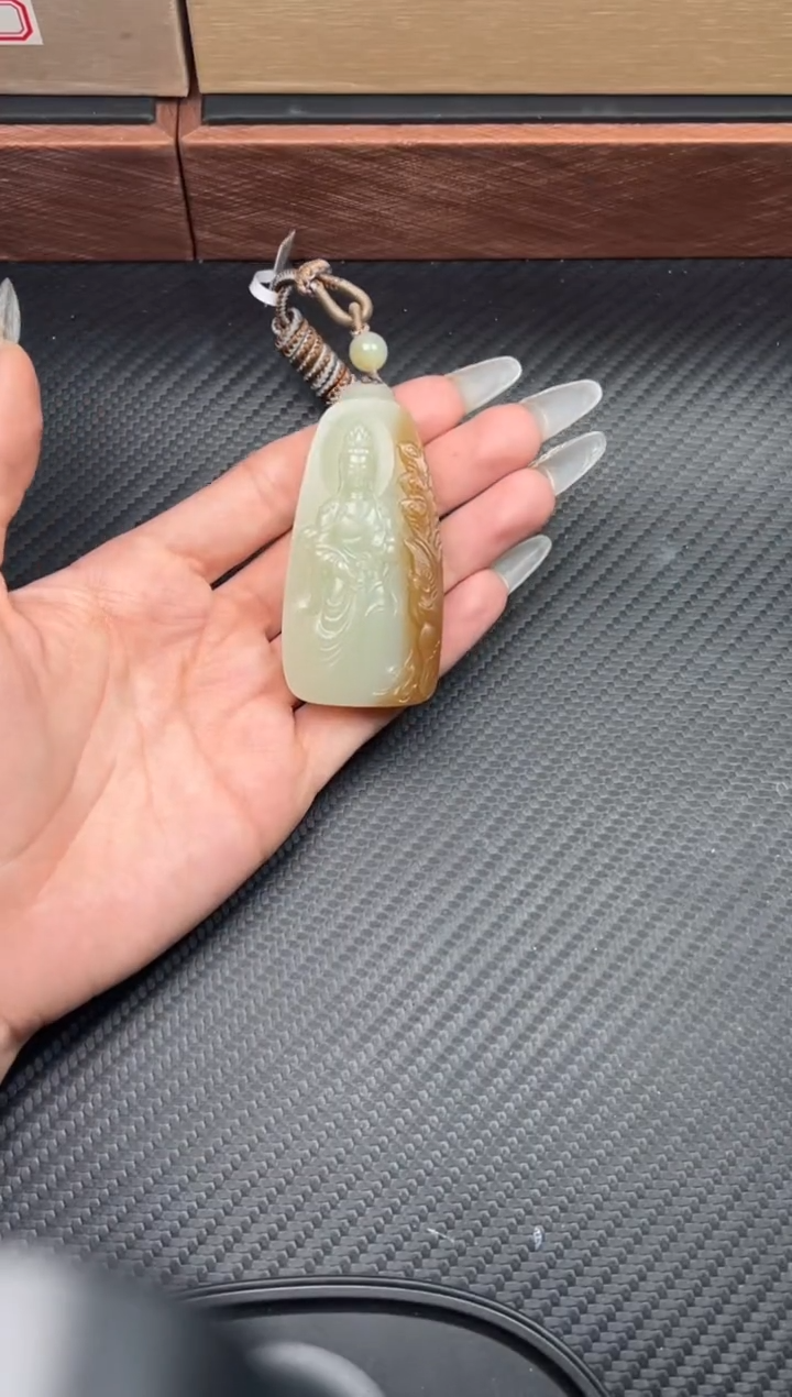 吊坠(赠链)未镶嵌和田玉若羌微色差吊坠