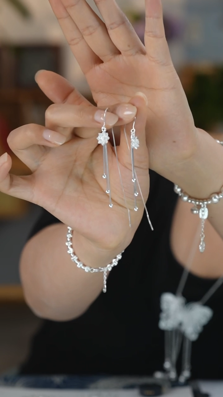 珐琅足银莲花耳勾款耳线