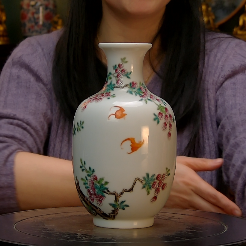 清 粉彩荔枝纹灯笼瓶