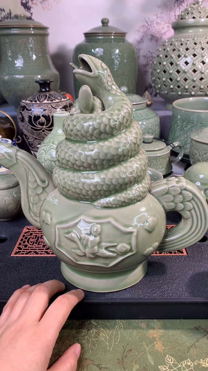 现代耀州窑微瑕陈炉煤烧生肖倒流壶26CM高一只