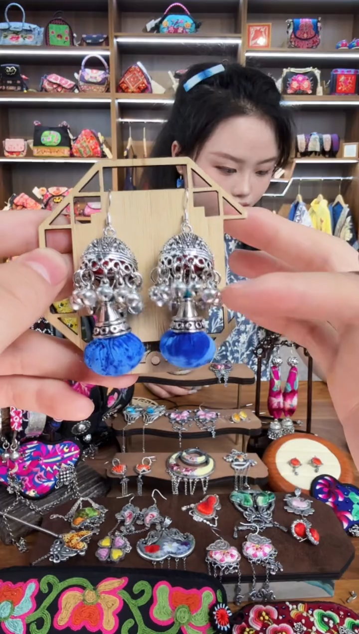 【闪购商品】织绣10蒙阿苏苗绣传承