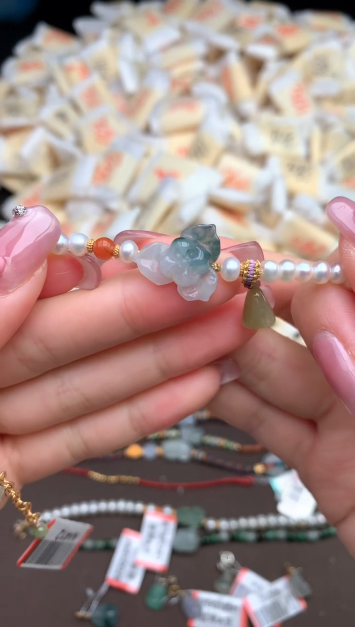 【闪购商品】翡翠挂件未镶嵌 —