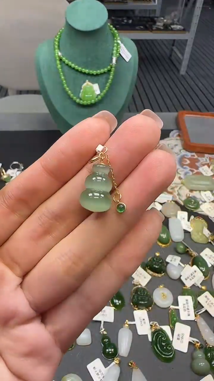 18K金镶嵌和田玉挂件1