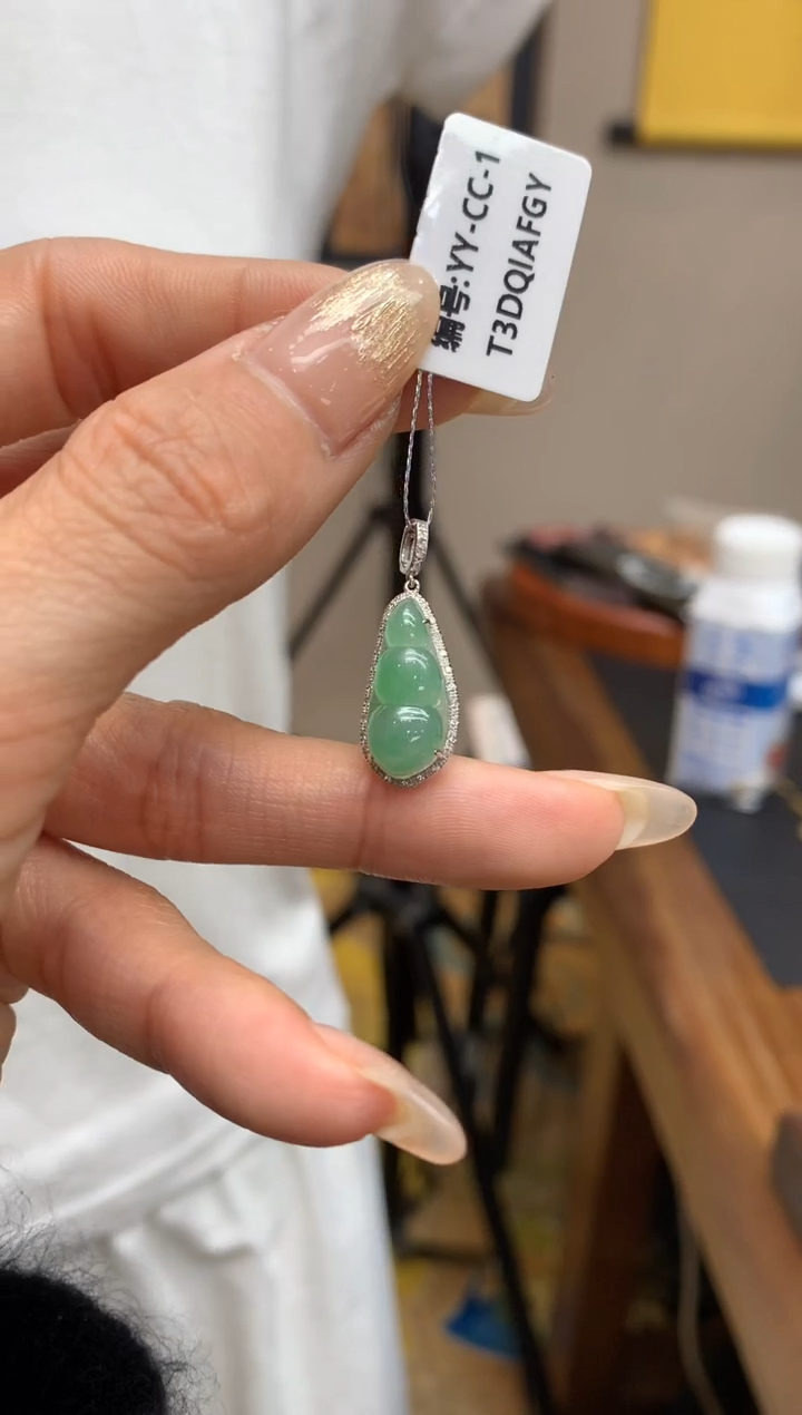 【闪购商品】翡翠耳饰18K金镶嵌豆子