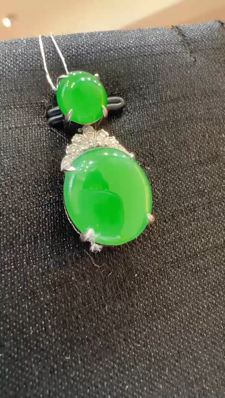 【闪购商品】翡翠吊坠(不含链)18K金镶嵌               