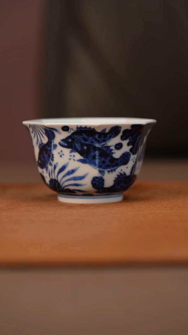 又见春风鱼藻纹八方杯