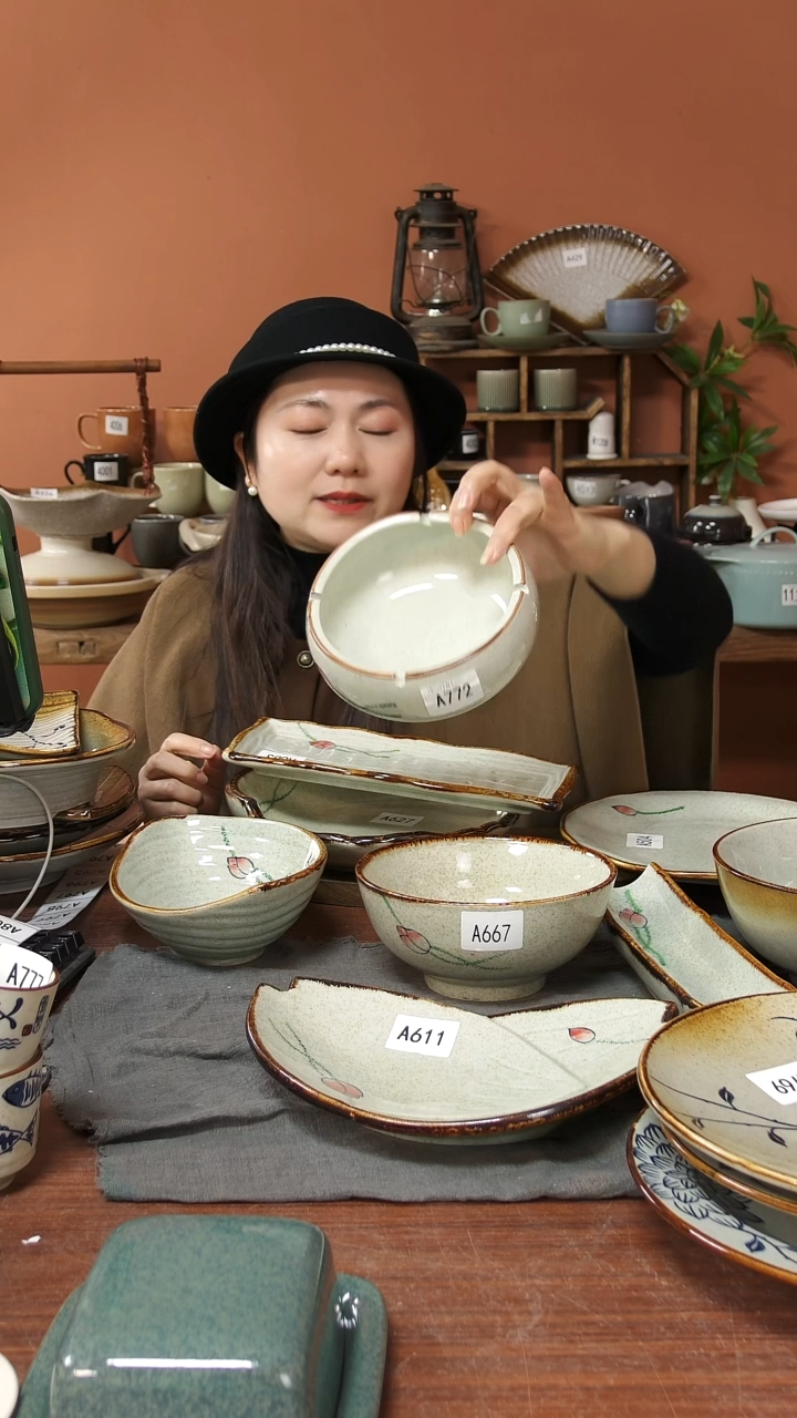 陶瓷A772 一只手绘荷花烟灰缸15*6.5微瑕