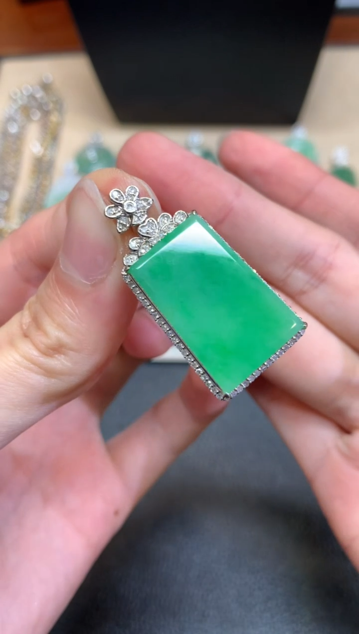 【闪购商品】翡翠颈饰18K金镶嵌无事牌【无服务费】