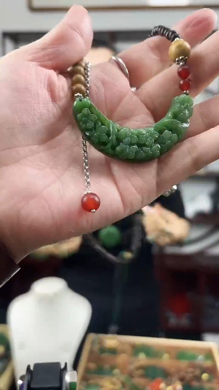 颈饰未镶嵌和田玉弯弯