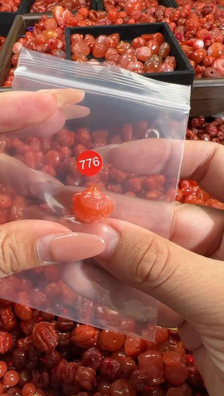 南红玛瑙未镶嵌颈饰1