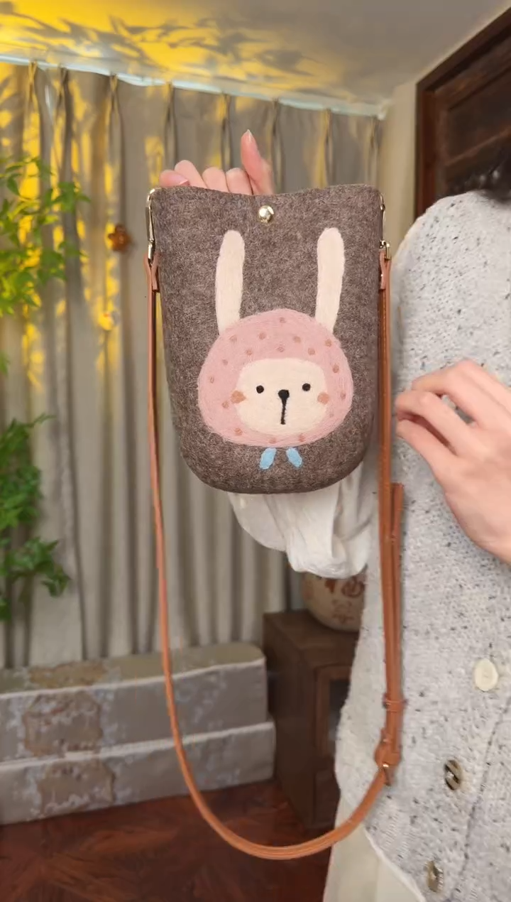 羊毛非遗羊毛毡包 手机包兔子
