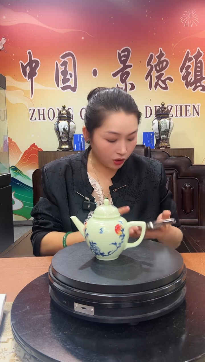 摆件瓷绿稀土桃李满园茶壶