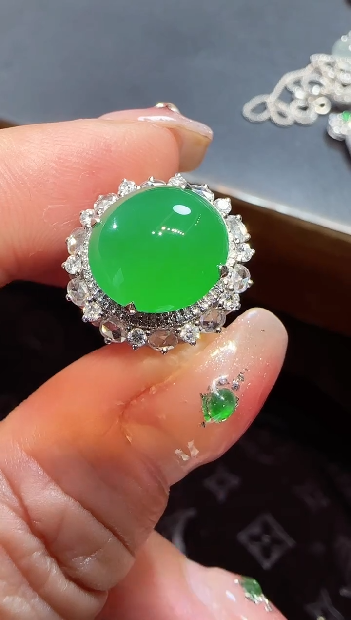 【闪购商品】翡翠戒指18K金镶嵌蛋面