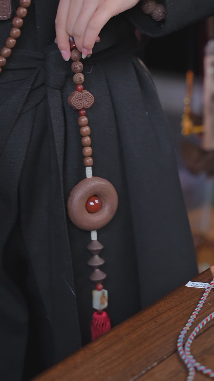 【闪购商品】泥塑龙涎念慈圆满压襟款式