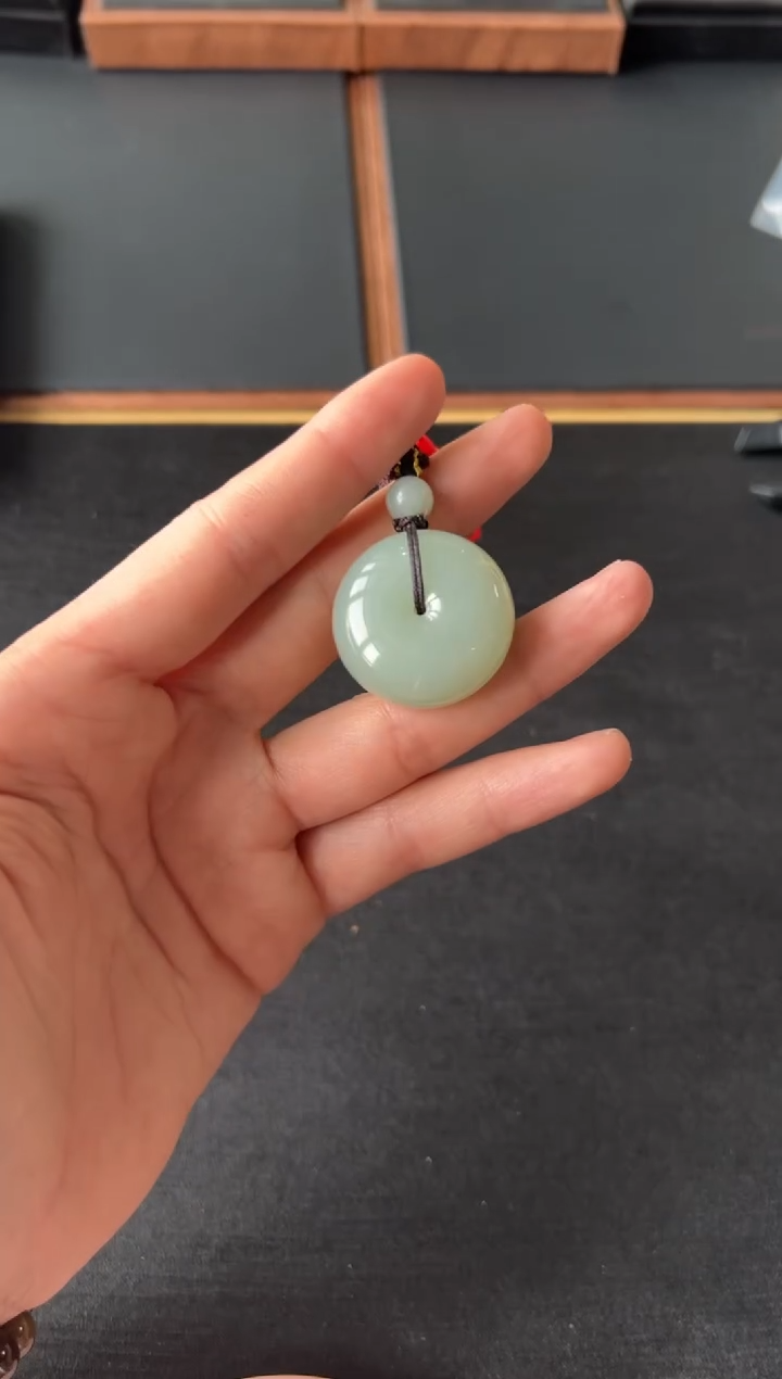 【闪购商品】和田玉吊坠(赠链)未镶嵌且末微色差近矿