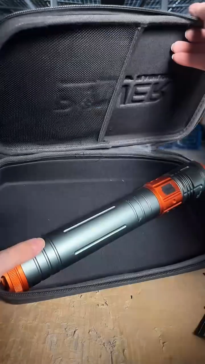 可远射可泛光多功能铝合金防水防摔强光手电筒