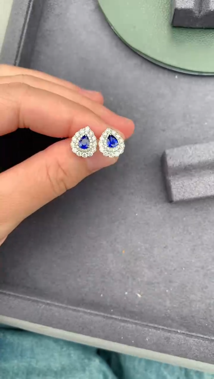 【闪购商品】蓝宝石耳饰18K金镶嵌97分皇家蓝耳钉