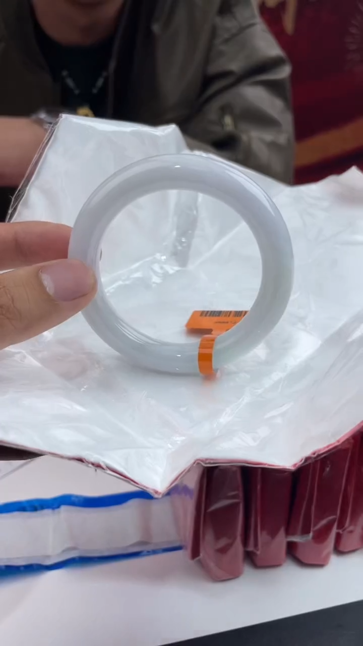 【闪购商品】翡翠手镯未镶嵌11翡翠手镯（微瑕）