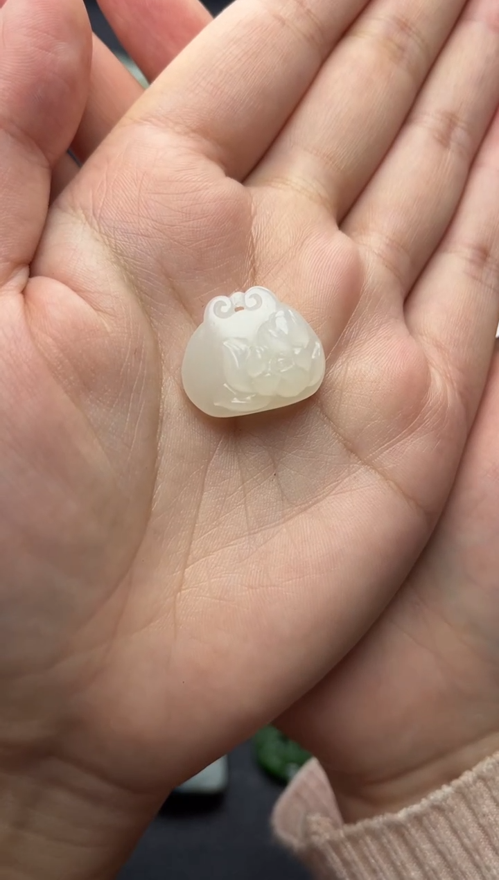 颈饰未镶嵌和田玉吊坠