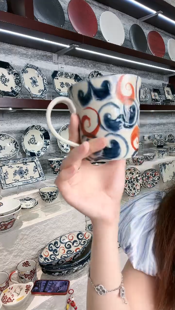 陶宗山窑马克杯-赤绘旋涡