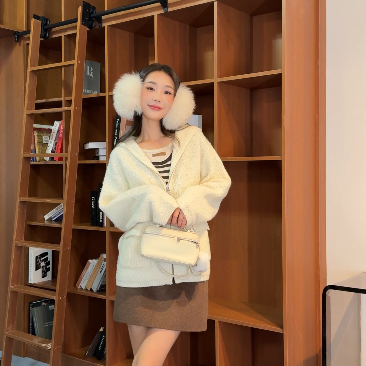 VALERIAOBBACO/瓦莱丽娅 奥贝科VO暖绒松果吊坠连帽针织外套