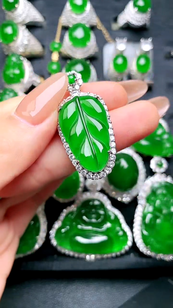 【闪购商品】翡翠吊坠(赠链)银S925镶嵌叶子吊坠