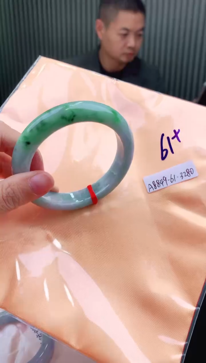 未镶嵌手镯翡翠61+
