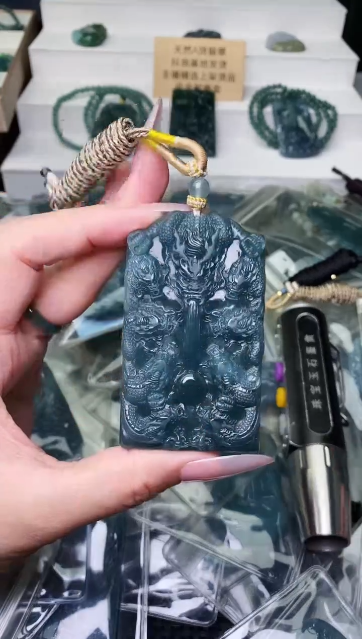 颈饰未镶嵌翡翠 