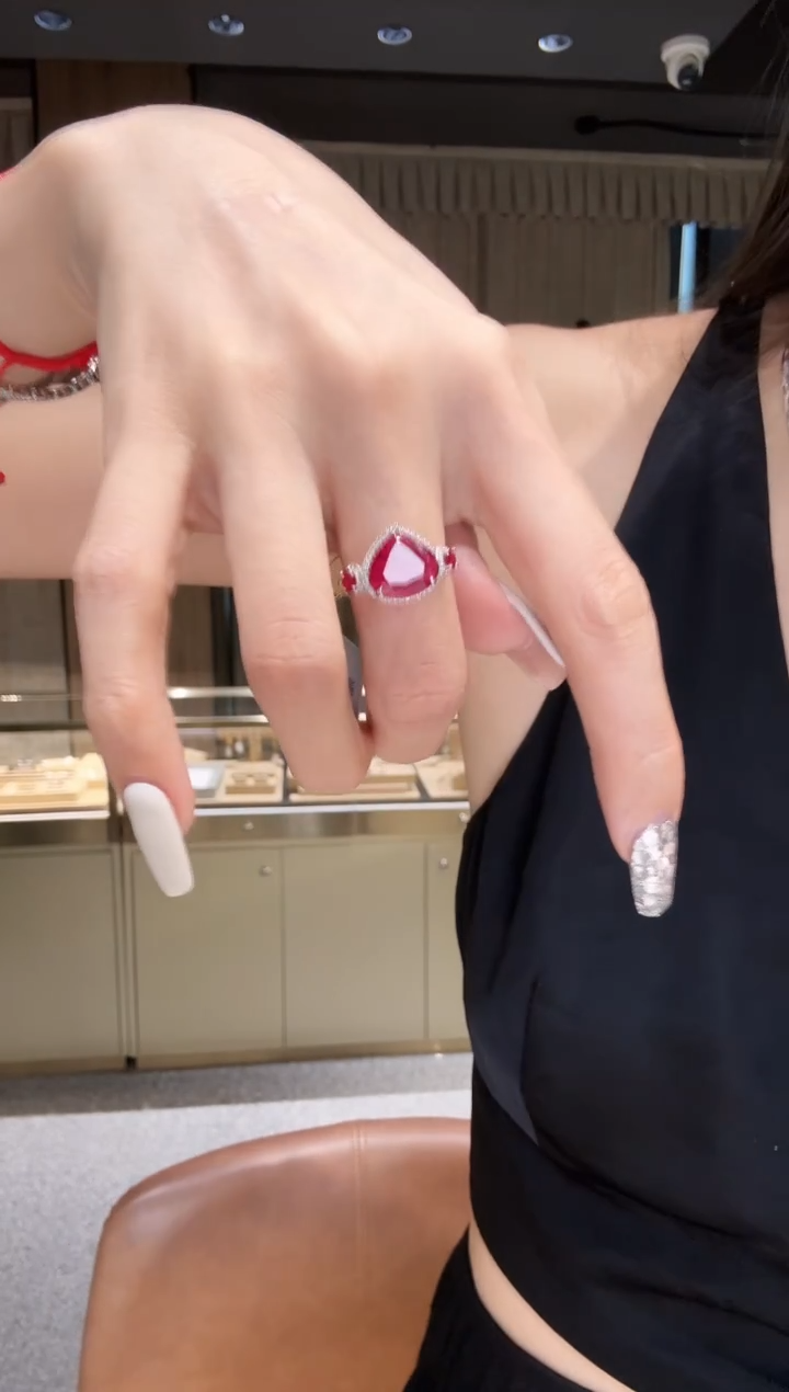 18K金镶嵌戒指红宝石CE0786